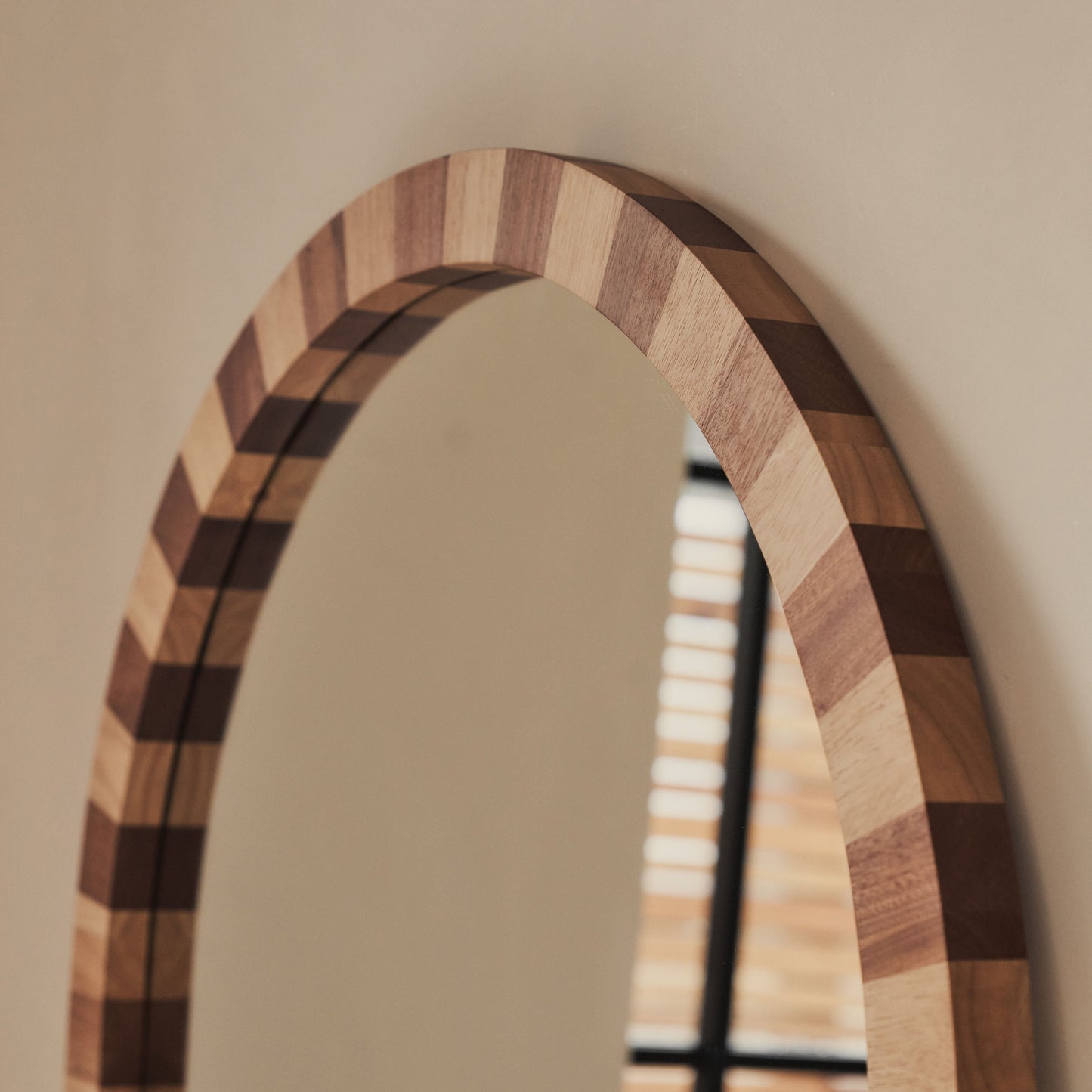 Tessera - Miroir Rond en Bois Clair et Foncé à Damier 90cm x 90cm