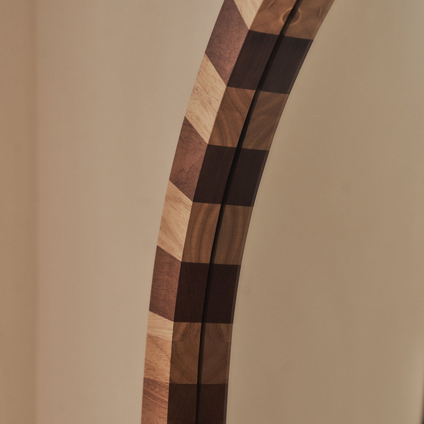 Tessera - Miroir en bois foncé et clair à damier, arche, 170 cm x 80 cm
