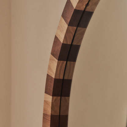 Tessera - Miroir en bois foncé et clair à damier, arche, 170 cm x 80 cm