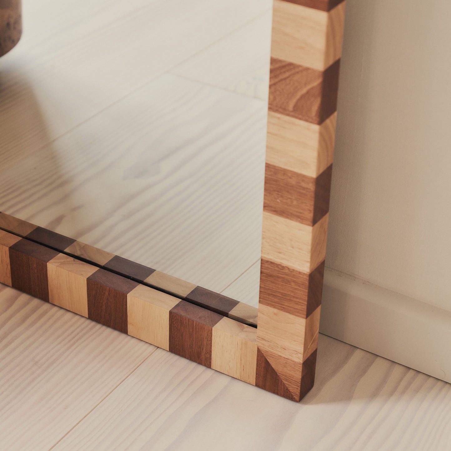Tessera - Miroir en bois foncé et clair à damier, arche, 170 cm x 80 cm