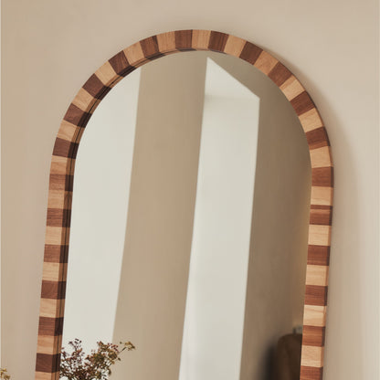 Tessera - Miroir en bois foncé et clair à damier, arche, 170 cm x 80 cm