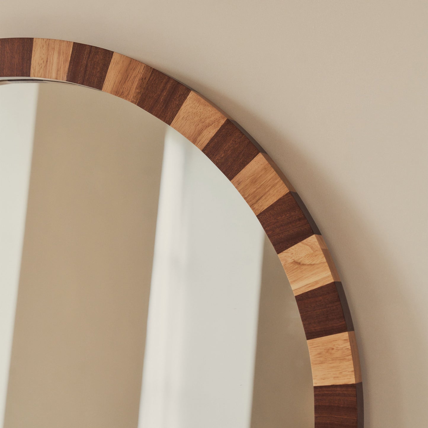 Tessera - Miroir Rond en Bois Clair et Foncé à Damier 90cm x 90cm