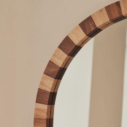 Tessera - Miroir en bois foncé et clair à damier, arche, 170 cm x 80 cm