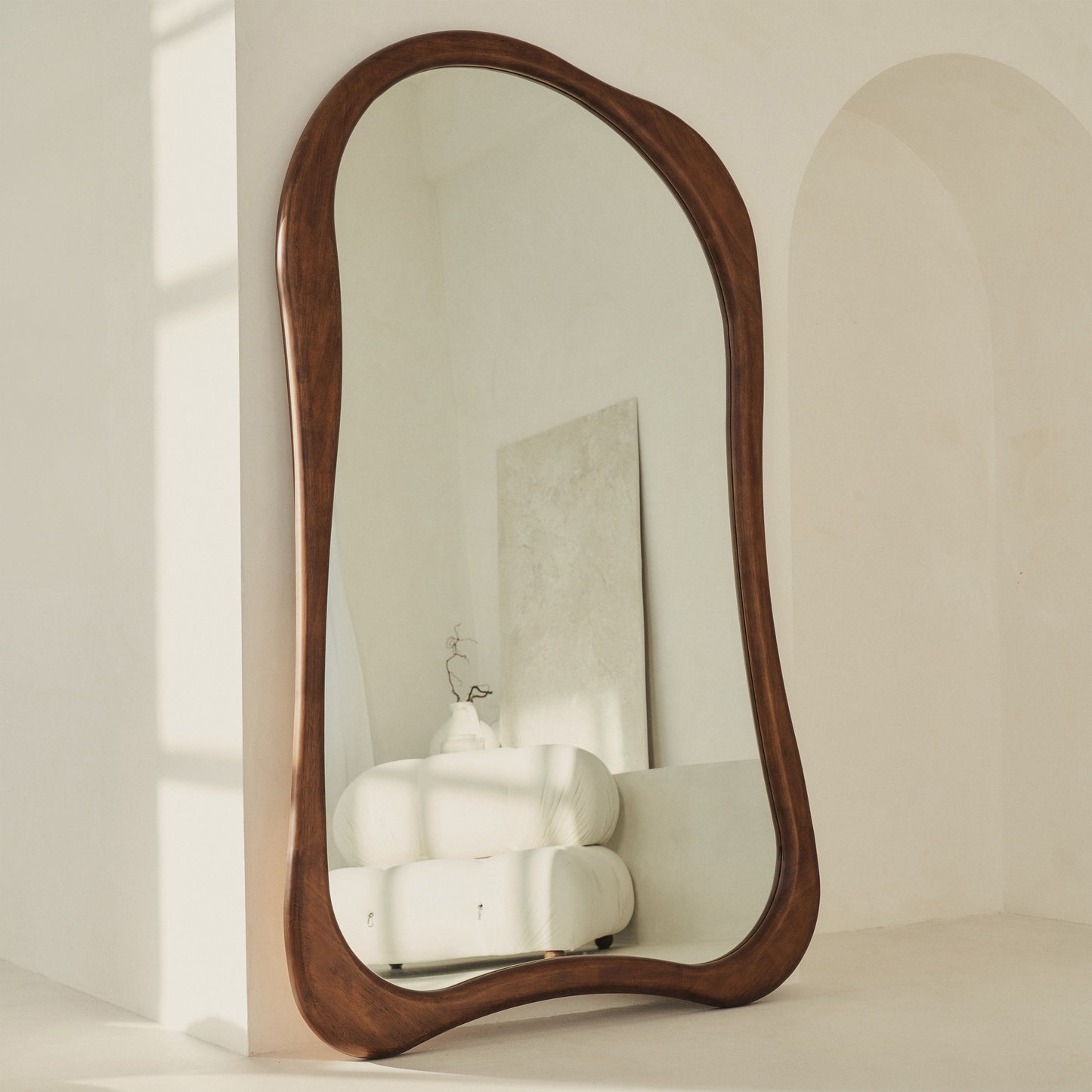 Arcurva - Miroir irrégulier extra grand pleine longueur en bois foncé 190cm x 120cm