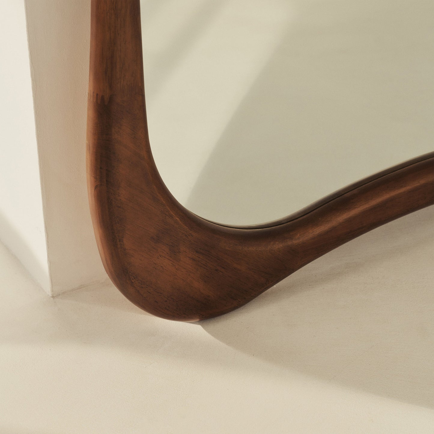 Arcurva - Miroir irrégulier extra grand pleine longueur en bois foncé 190cm x 120cm