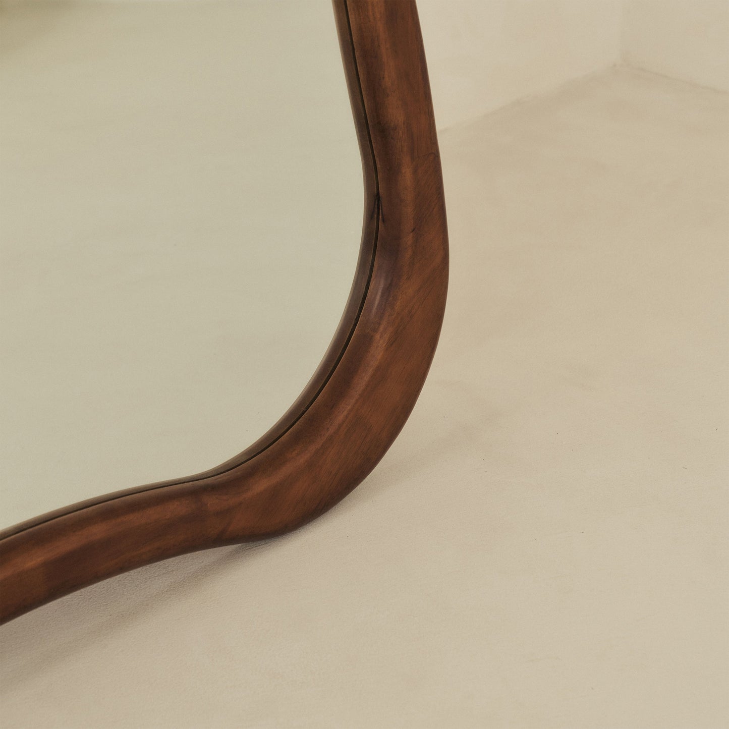 Arcurva - Miroir irrégulier extra grand pleine longueur en bois foncé 190cm x 120cm