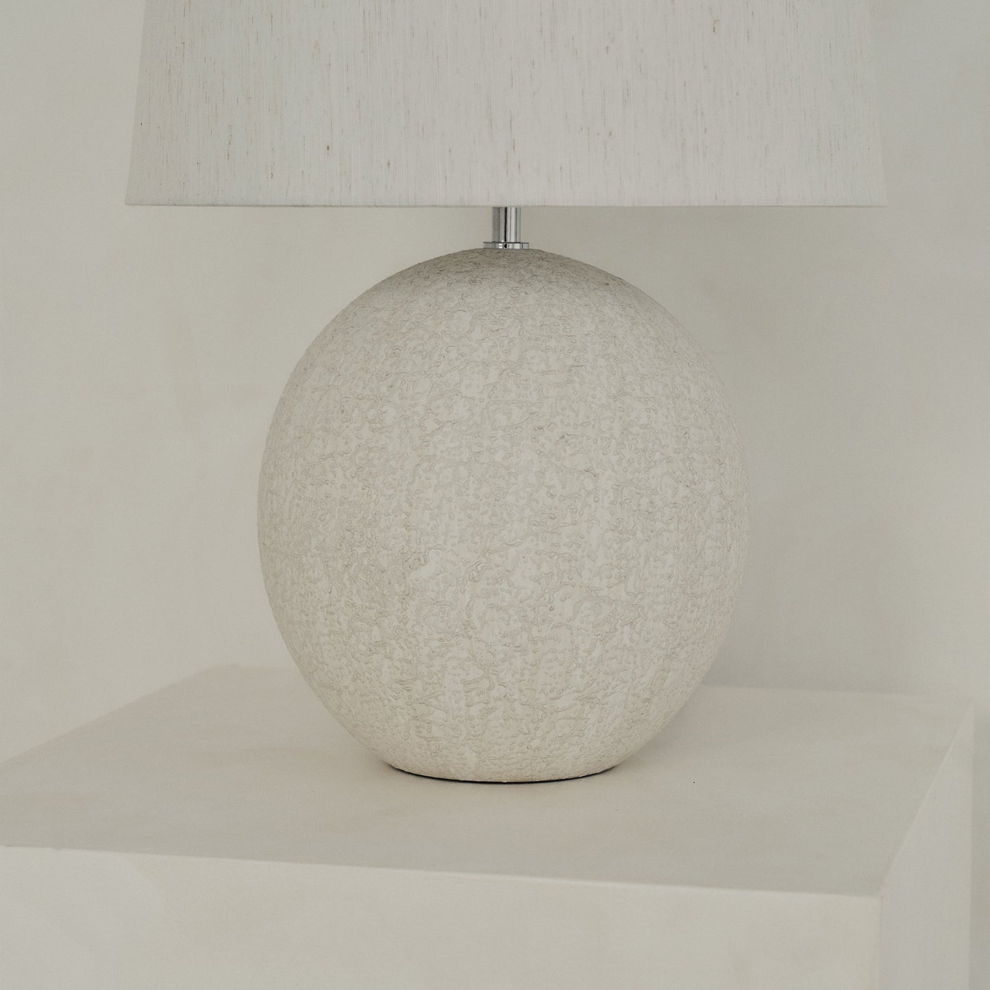 Corsica - Grande lampe de table avec abat-jour en céramique effet pierre drum