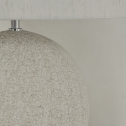 Corsica - Grande lampe de table avec abat-jour en céramique effet pierre drum