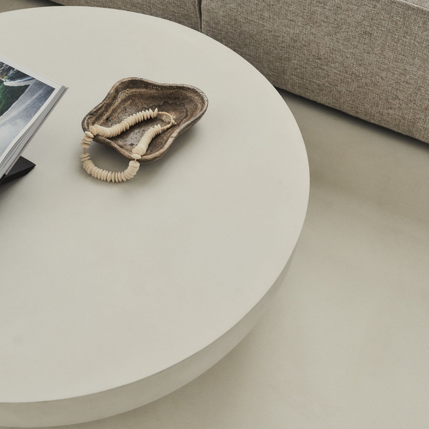 Enzo - Grande table basse ronde minimaliste en béton