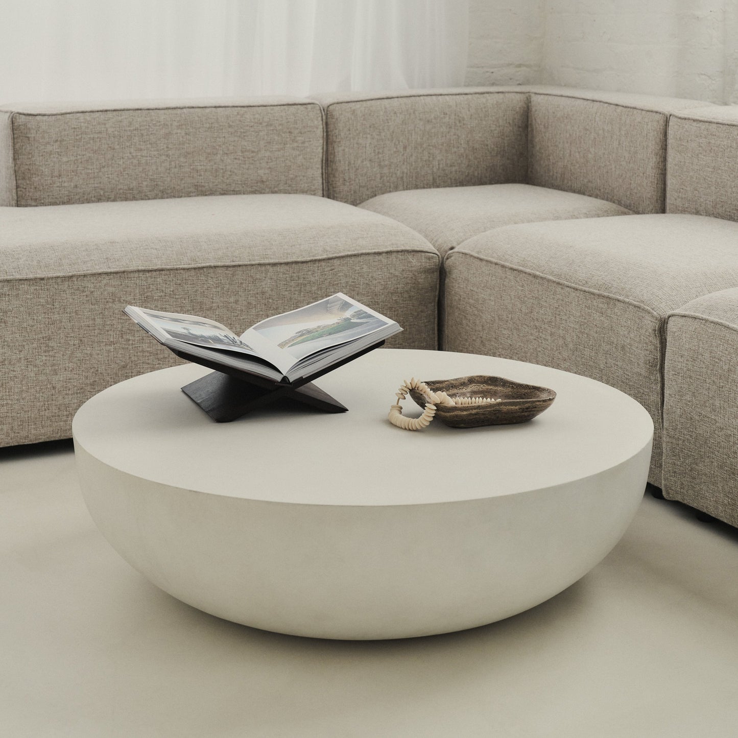 Enzo - Grande table basse ronde minimaliste en béton