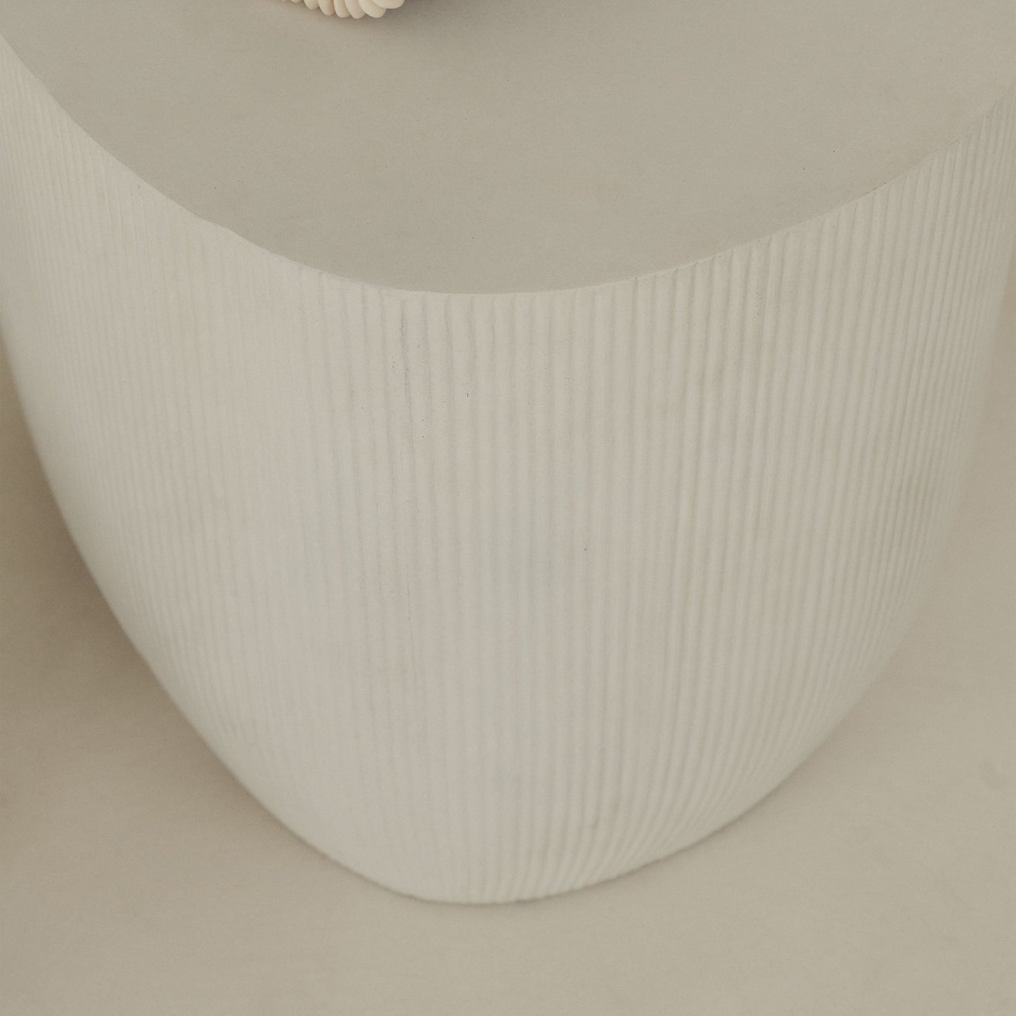 Leonardo - Table d'Appoint Minimaliste en Béton Forme Irrégulière