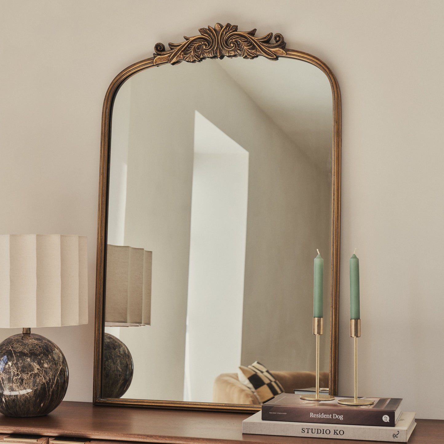 Amelia - Miroir Portrait Métallique Arqué Doré 100cm x 64cm