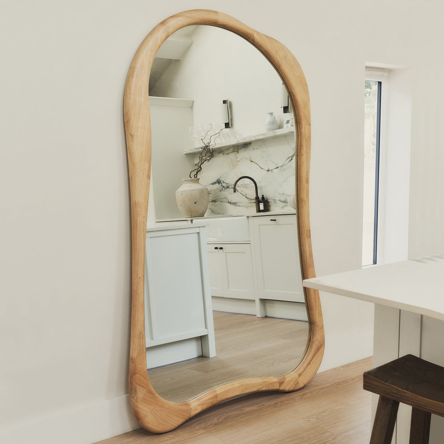 Arcurva - Miroir irrégulier extra grand pleine longueur en bois clair 190cm x 120cm