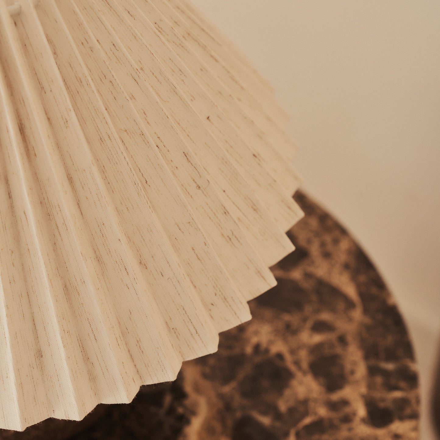 Corsica - Lampe de table en céramique marron avec abat-jour plissé