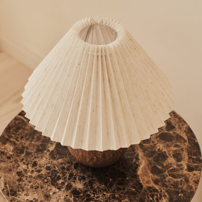 Corsica - Lampe de table en céramique marron avec abat-jour plissé