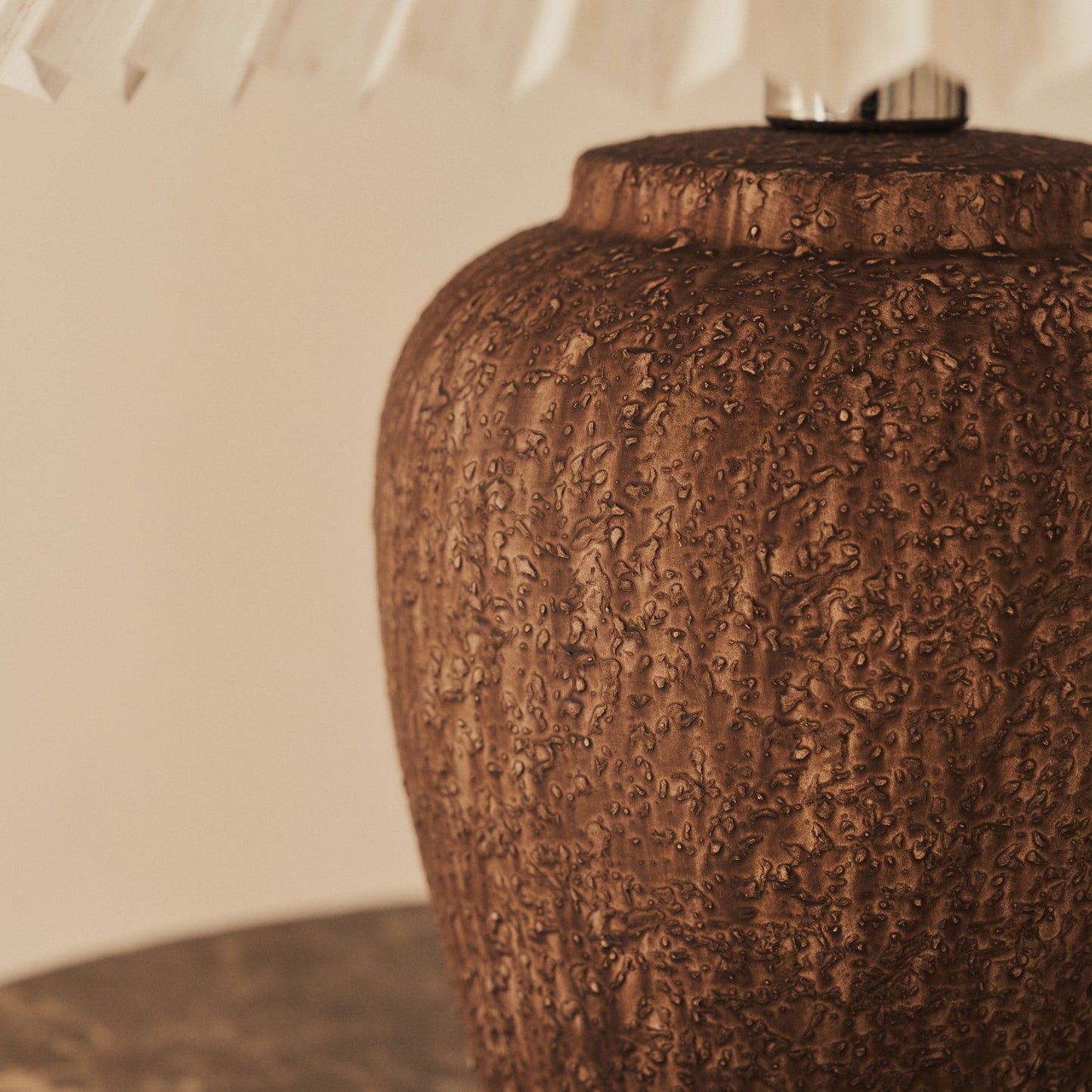 Sicile - Lampe de table en céramique marron avec abat-jour plissé
