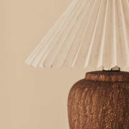 Sicile - Lampe de table en céramique marron avec abat-jour plissé