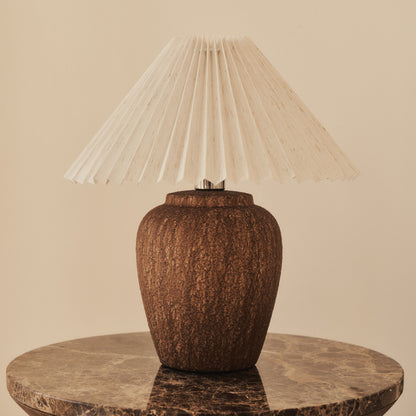 Sicile - Lampe de table en céramique marron avec abat-jour plissé
