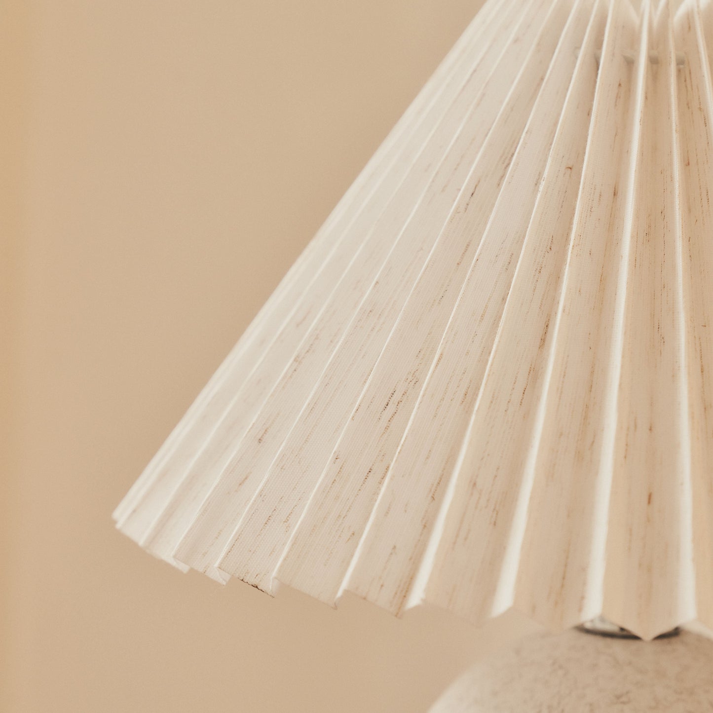 Corsica - Lampe de Table en Céramique Pierre avec Abat-jour Plissé