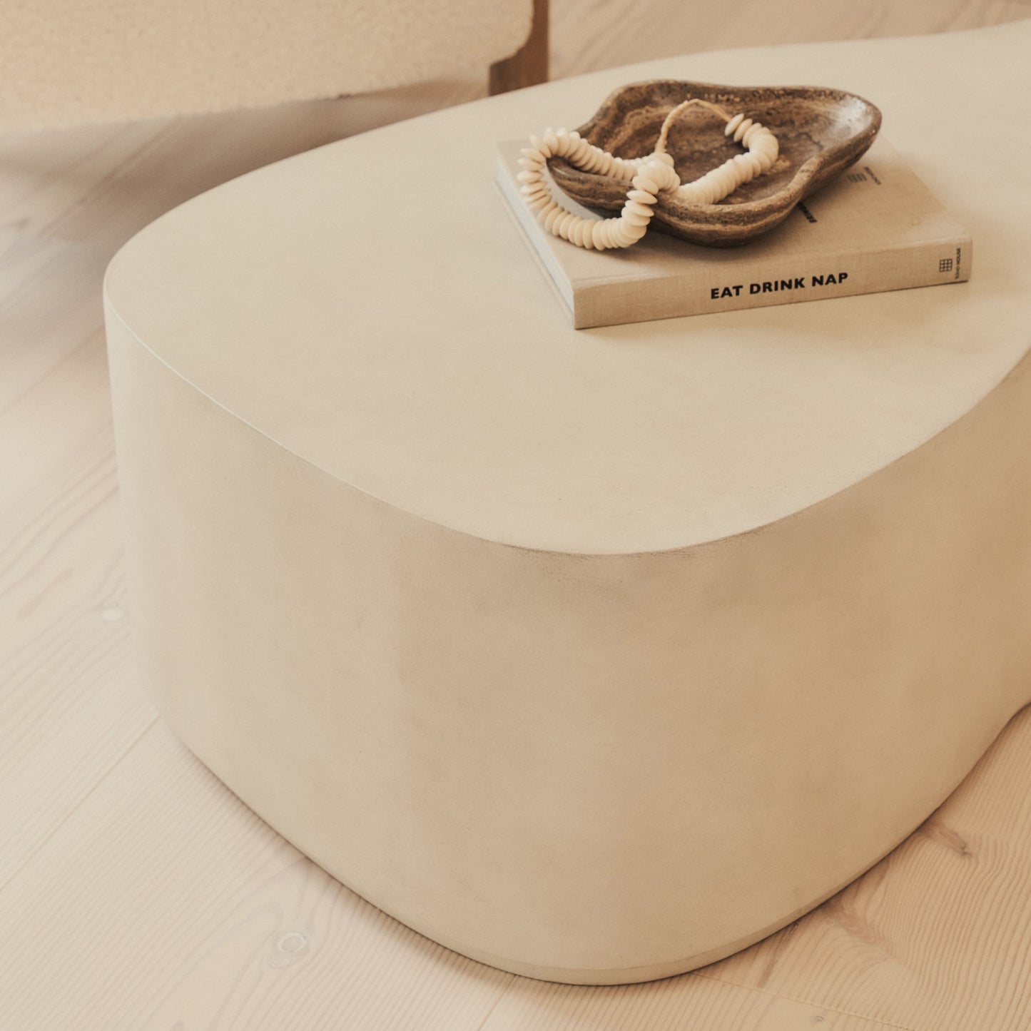 Arlo - Table basse extra large irrégulière en béton