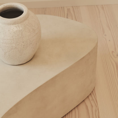 Arlo - Table basse extra large irrégulière en béton