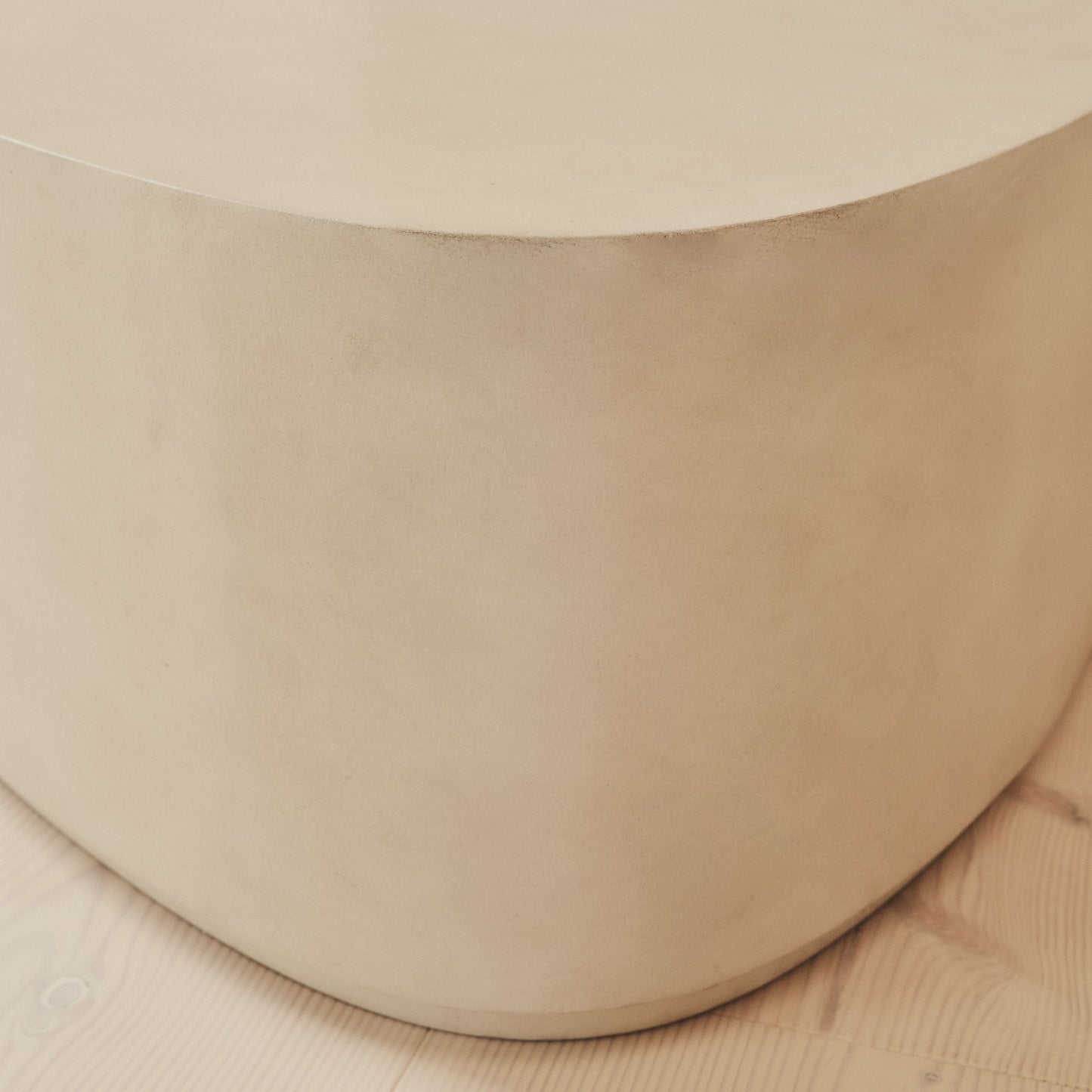 Arlo - Table basse extra large irrégulière en béton