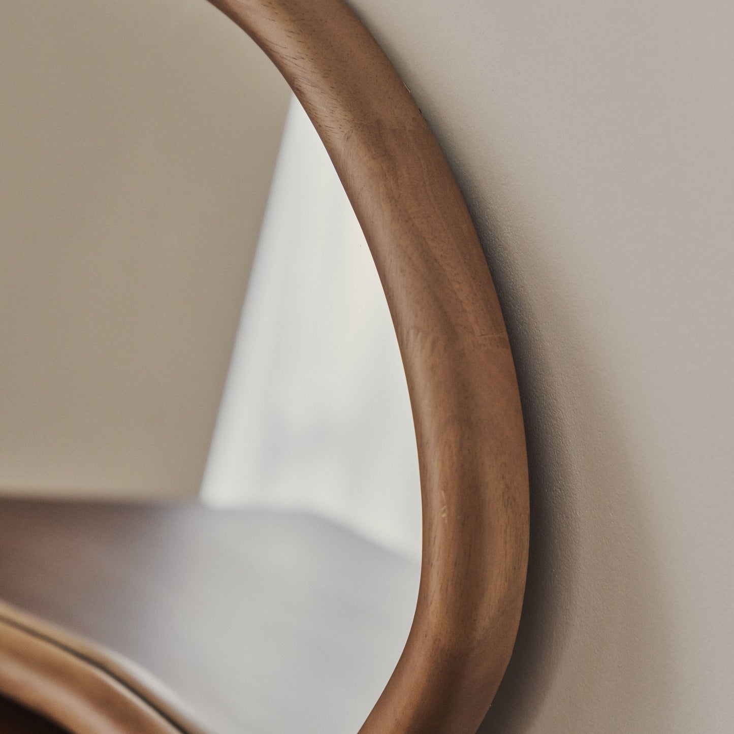 Amora - Grand miroir mural rond en bois chaud 100 cm x 100 cm